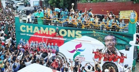 লাখো জনতার উষ্ণ অভ্যর্থনায় সিক্ত সাফজয়ী বাংলাদেশ নারী ফুটবল দল