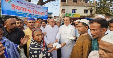 রাসিক মেয়রের উদ্যোগে অসহায় ও দুঃস্থ মানুষ ও পথচারীদের মাঝে ইফতার বিতরণ অব্যাহত