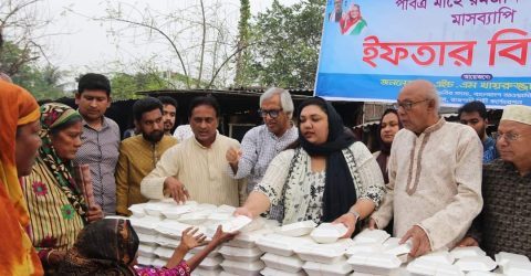 রাসিক মেয়রের পক্ষে দুঃস্থ ও অসহায় মানুষ এবং পথচারীদের মাঝে ইফতার বিতরণ