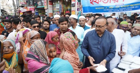 অসহায় ও দুস্থ মানুষের মাঝে রাসিক মেয়রের ইফতার বিতরণ