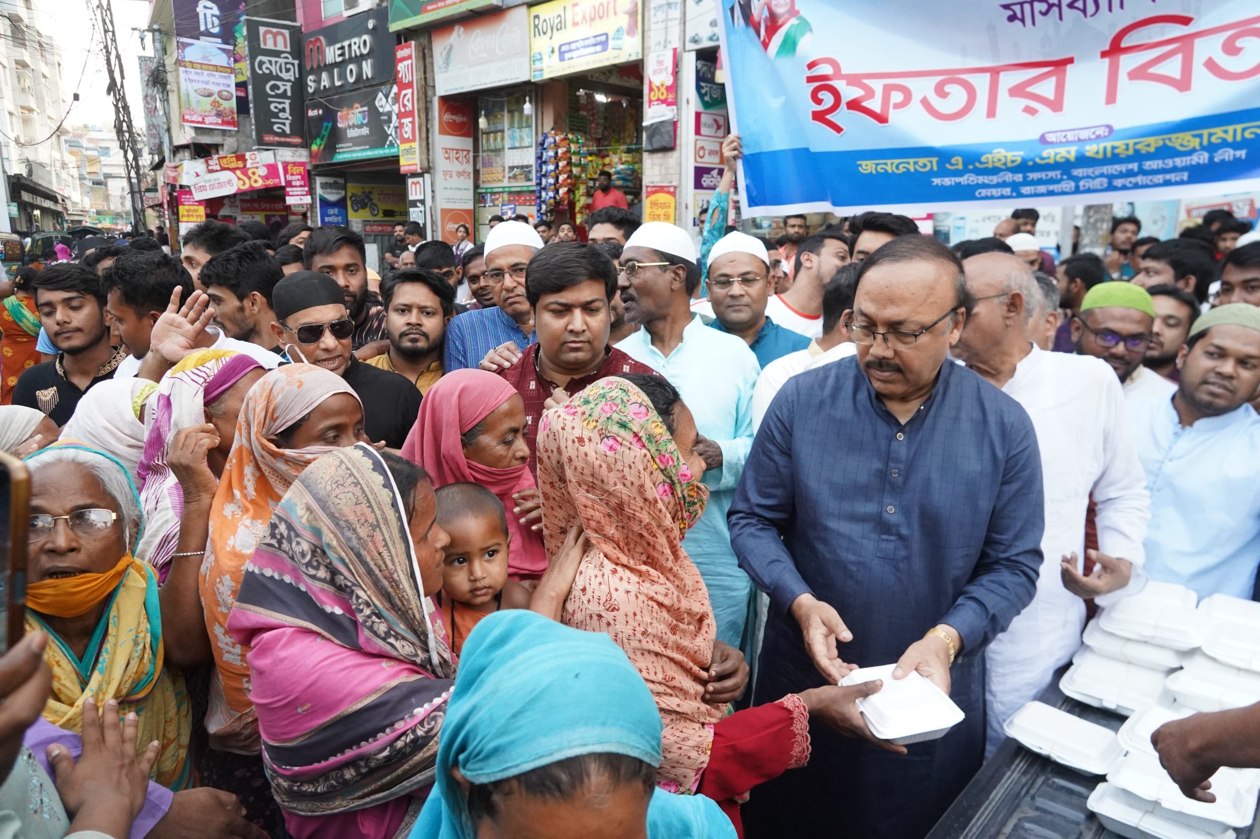 অসহায় ও দুস্থ মানুষের মাঝে রাসিক মেয়রের ইফতার বিতরণ