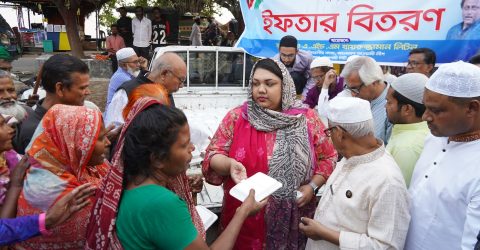 রাসিক মেয়রের পক্ষ থেকে গরীব, দুঃস্থ ও পথচারীদের মাঝে ইফতার বিতরণ অব্যাহত