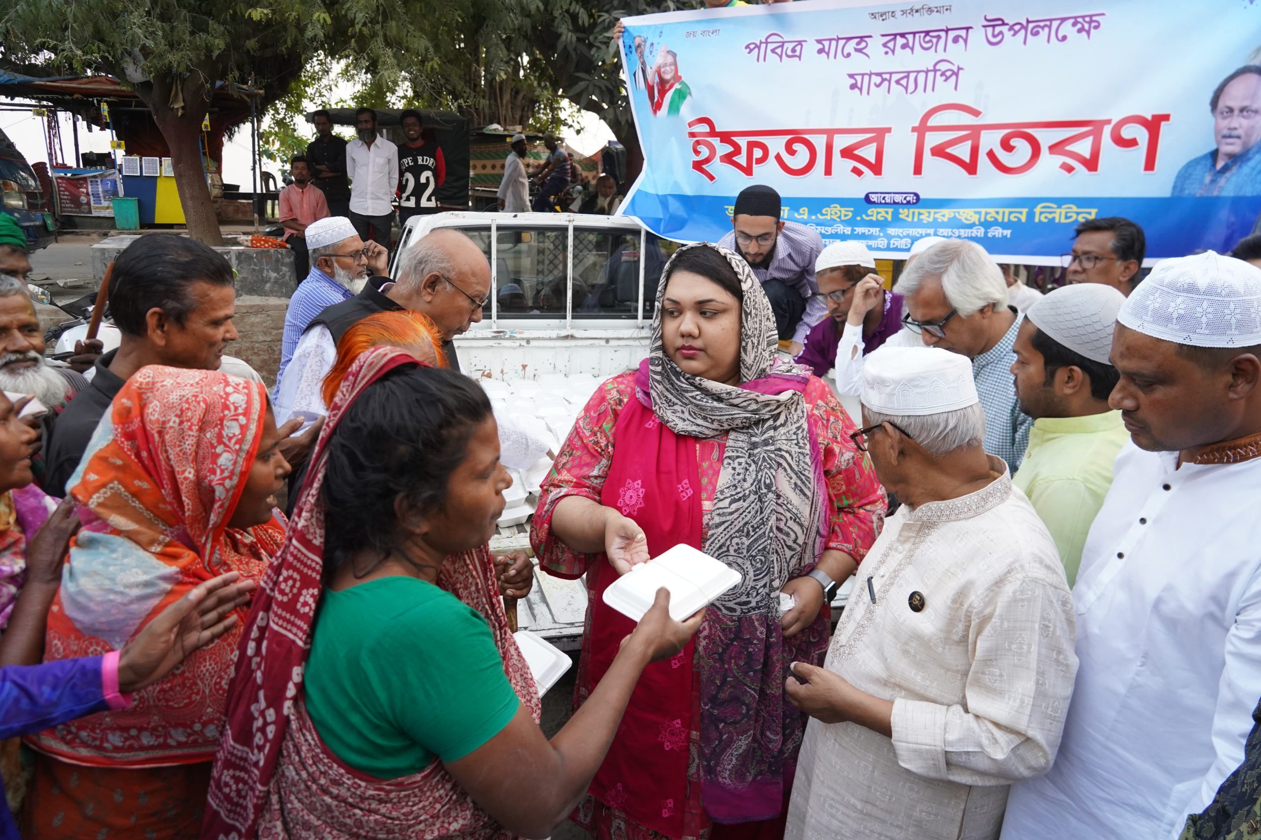 রাসিক মেয়রের পক্ষ থেকে গরীব, দুঃস্থ ও পথচারীদের মাঝে ইফতার বিতরণ অব্যাহত