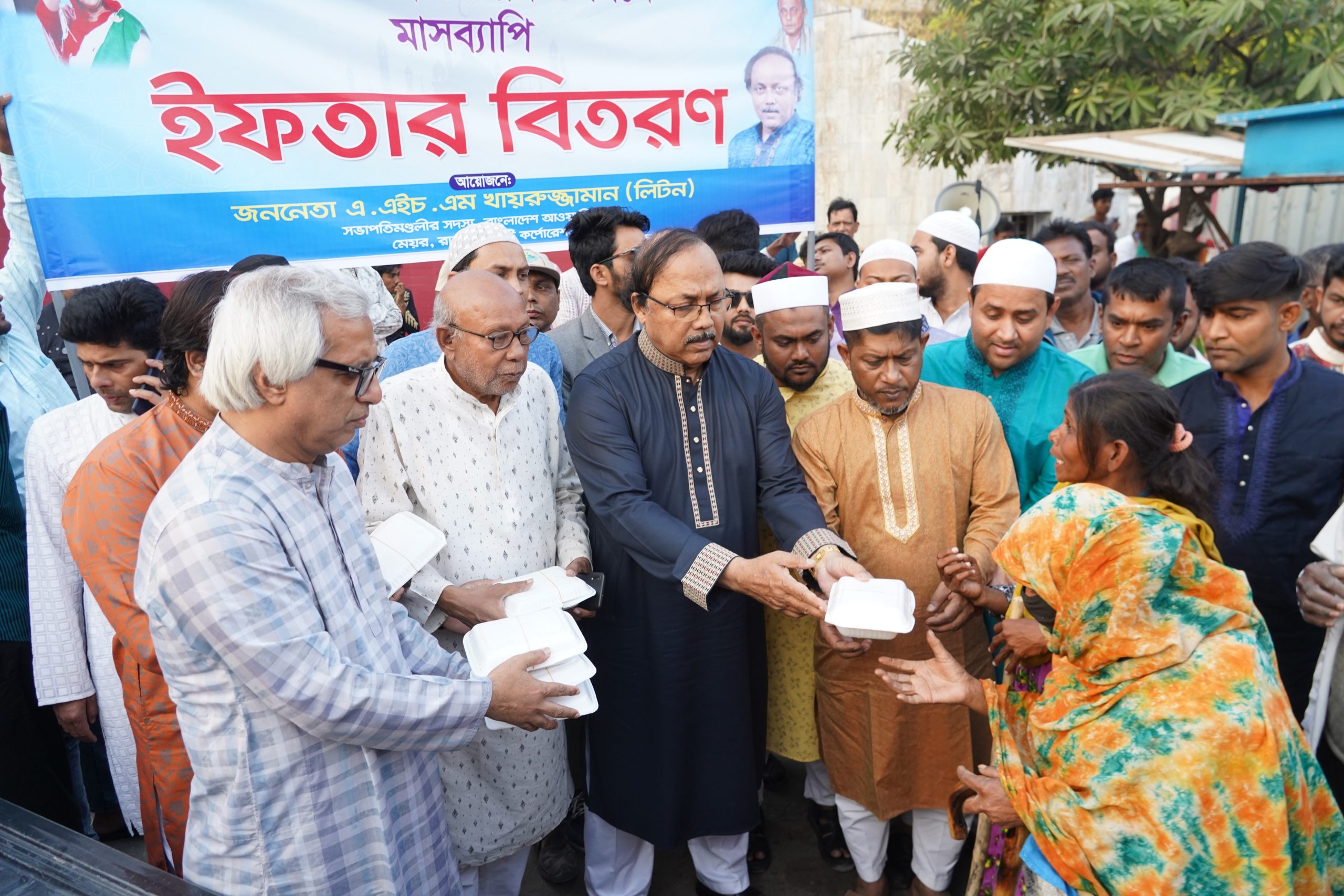 রাসিক মেয়রের উদ্যোগে মাসব্যাপী ইফতার বিতরণ শুরু