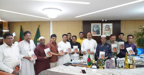 ‘শহিদ এএইচএম কামারুজ্জামান’ গ্রন্থ রাসিক কাউন্সিলর-কর্মকর্তাদের প্রদান