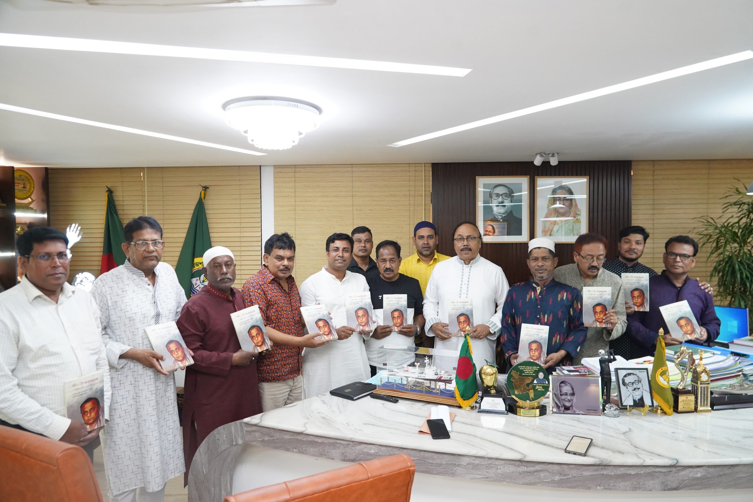 ‘শহিদ এএইচএম কামারুজ্জামান’ গ্রন্থ রাসিক কাউন্সিলর-কর্মকর্তাদের প্রদান