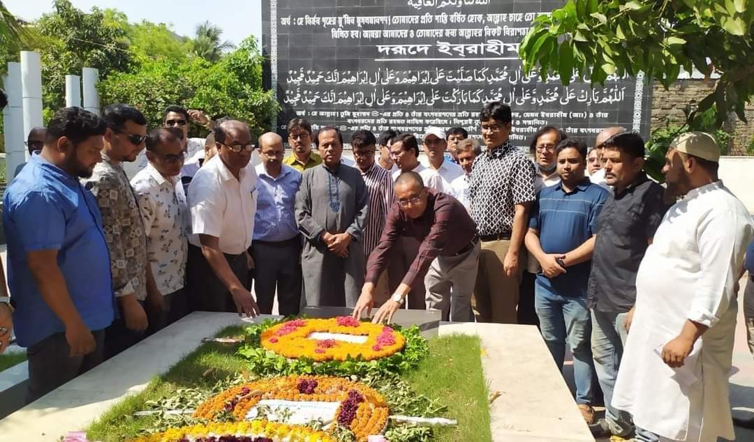 শহীদ কামারুজ্জামানের সমাধিতে পিএসসি’র নবনিযুক্ত সদস্য ড. প্রদীপ কুমার পান্ডের শ্রদ্ধা নিবেদন