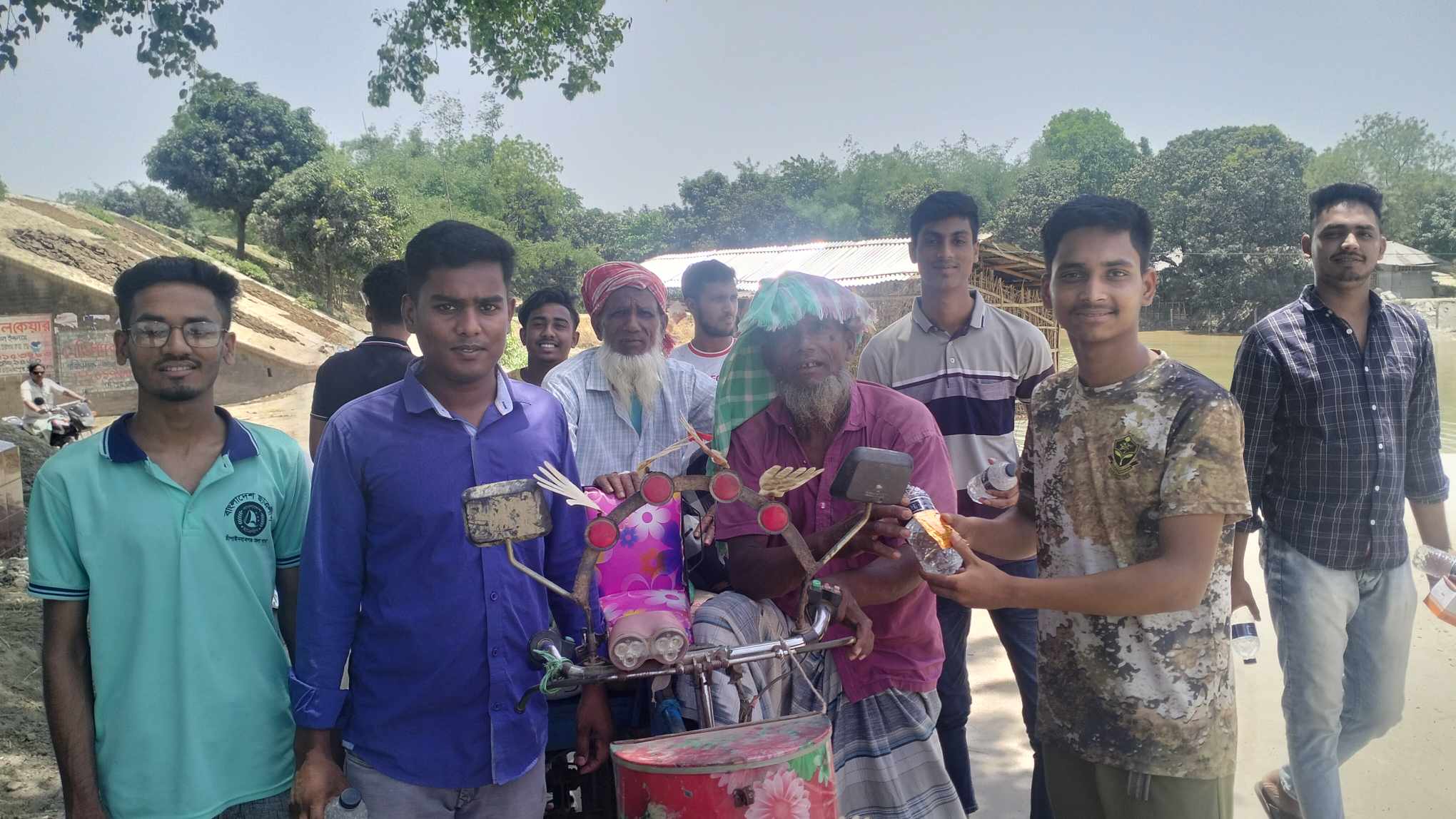 তীব্র তাপদাহে পথচারীদের মাঝে গোমস্তাপুরে ছাত্রলীগের সুপেয় পানি ও স্যালাইন বিতরণ