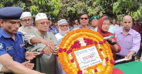 গোমস্তাপুরে রাষ্ট্রীয় মর্যাদায় বীর মুক্তিযোদ্ধার দাফন সম্পন্ন